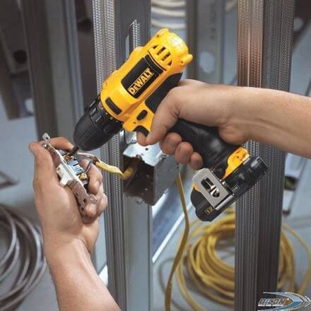 Аккумуляторная дрель-шуруповерт DeWALT DCD710D2